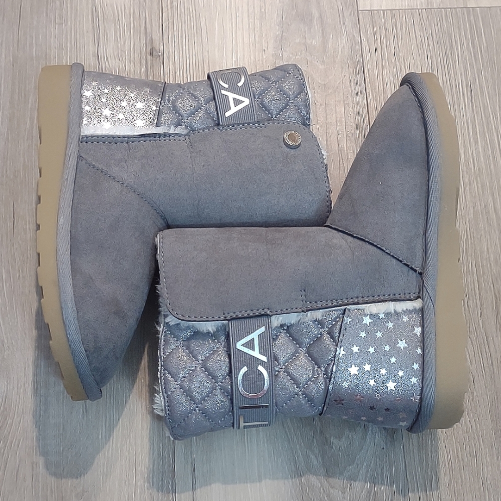 Nautica Kids Boots in Gray and Silver Size 1